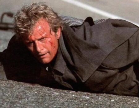 Η ερμηνεία του Rutger Hauer ως παράνοικου φονιά αποτελεί ένα από τα ισχυρότερα στοιχεία της ταινίας