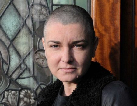 Το μουσικό ταξίδι της Sinead O’Connor ξεκίνησε στα τέλη της δεκαετίας του 1980 όταν την ανακάλυψε ο ντράμερ του συγκροτήματος In Tua Nua