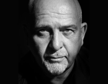 Ο Peter Gabriel κέρδισε τη φήμη ως ο βασικός τραγουδιστής και φλαουτίστας του προοδευτικού ροκ συγκροτήματος Genesis