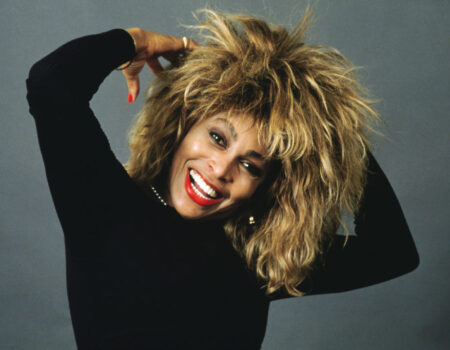 Η καριέρα της Tina Turner εκτείνεται σε αρκετές δεκαετίες και είναι γνωστή για τη δυνατή φωνή της, και την ενεργητική σκηνική της παρουσία
