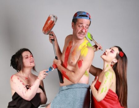 “Ο μπογιατζής”: Η θεότρελη κωμωδία ξεκινά νέο κύκλο παραστάσεων