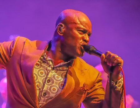 O Ola Onabulé σε μια μοναδική εμφάνιση με τη Big Band του Δήμου Αθηναίων στο θέατρο Ολύμπια