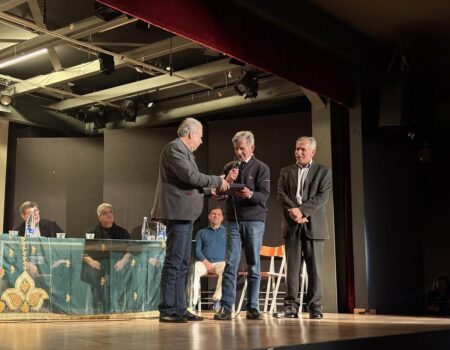 Γιάννης Λεμπέσης: Τιμήθηκε για τα 45 χρόνια του στο πάλκο και στη δισκογραφία