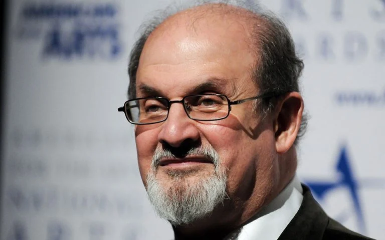 You are currently viewing Σαλμάν Ρούσντι: Επιστροφή στη λογοτεχνία με μια νέα συλλογή διηγημάτων