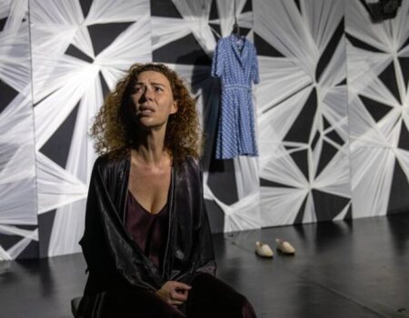 «18/9»: Επιστρέφει ο συγκλονιστικός μονόλογος με τη Δώρα Χρυσικού