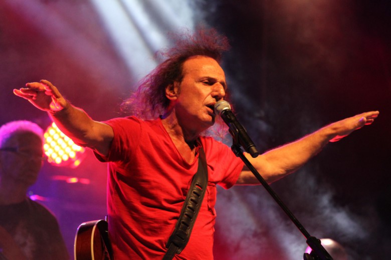 You are currently viewing Ο Βασίλης Παπακωνσταντίνου στο Θέατρο Βράχων