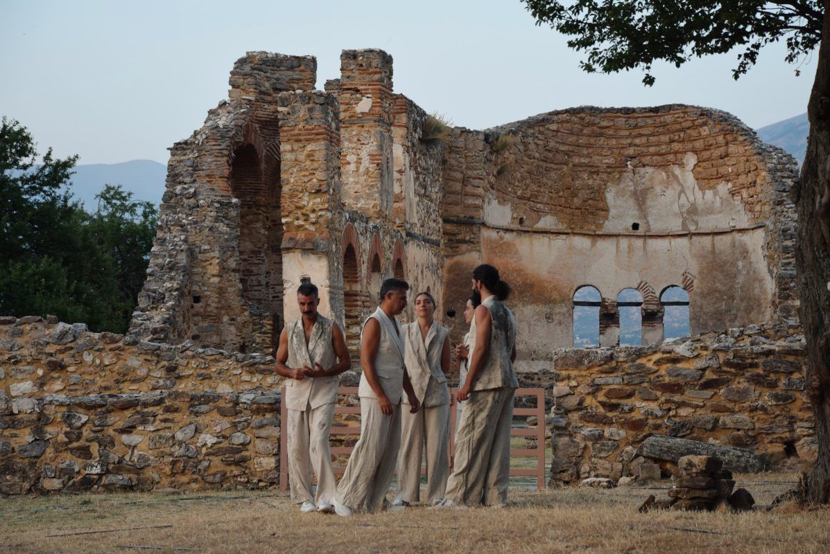 You are currently viewing «Πάντων Μίμησις»: Η νέα παράσταση του Θωμά Μοσχόπουλου ζωντανεύει στις Πρέσπες