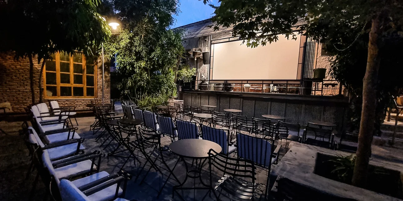 You are currently viewing Το «Επί Κολωνώ» μετατρέπει την αυλή του σε θερινό Κινηματογράφο