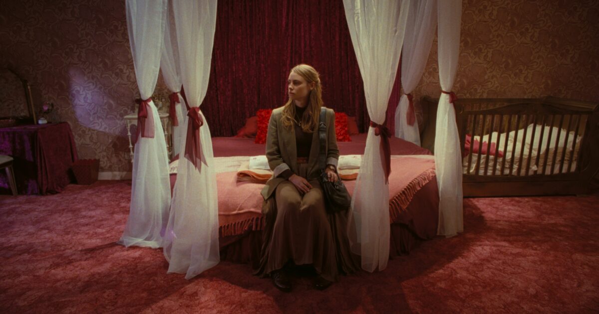 You are currently viewing Julie Pacino – Σκηνοθετικό ντεμπούτο με το «I Live Here Now»