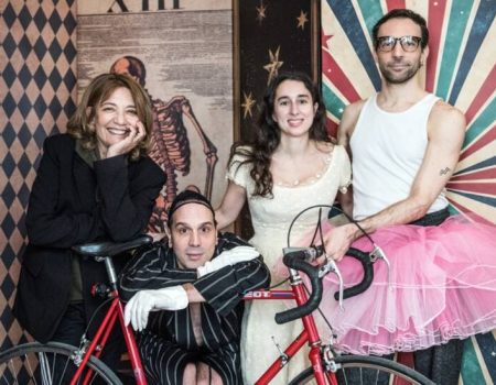 «Στο Θέατρο»: Ένα ταξίδι στη θεατρική τέχνη στο Φουγάρο Art Center