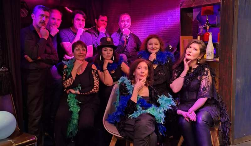 You are currently viewing «ΑΝΑΖΗΤΩΝΤΑΣ ΤΗ ΜΑΓΕΙΑ»: Ένα λαμπερό musical vaudeville γεμάτο συγκίνηση, μουσική και θεατρική μαγεία