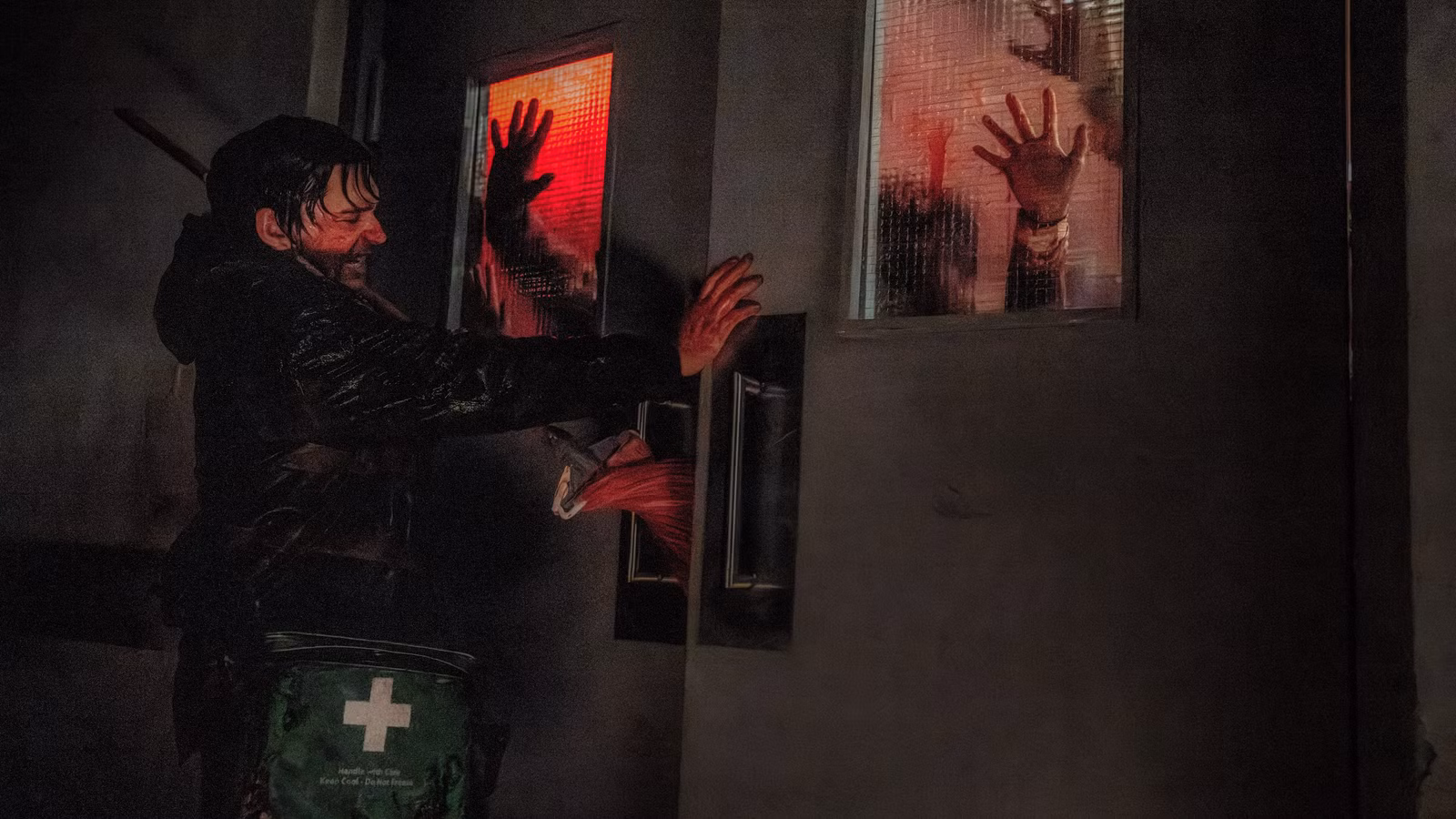 You are currently viewing Resident Evil: Τα πρώτα posters αποκαλύπτουν τη νέα ταινία