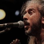 Ο Γιάννης Χαρούλης επιστρέφει στην Αθήνα στο Θέατρο Πέτρας