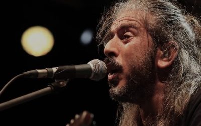 Ο Γιάννης Χαρούλης επιστρέφει στην Αθήνα στο Θέατρο Πέτρας