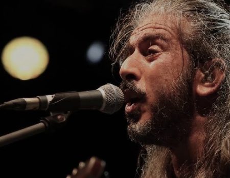 Ο Γιάννης Χαρούλης επιστρέφει στην Αθήνα στο Θέατρο Πέτρας