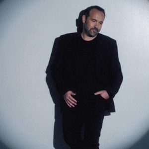 Ο Κώστας Μακεδόνας στην Ταράτσα του Θεάτρου Λαμπέτη