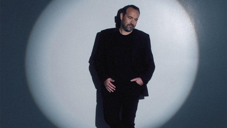 You are currently viewing Ο Κώστας Μακεδόνας στην Ταράτσα του Θεάτρου Λαμπέτη