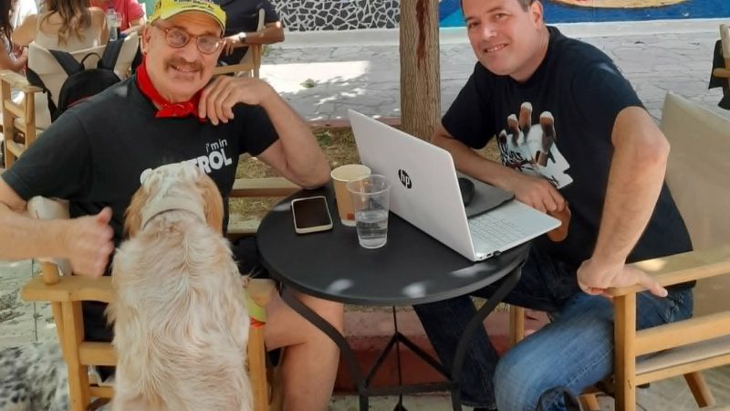 Συνέντευξη Τζώνυ Βαβούρα: Από την Αμερική στους Vavoura Band και τα θρυλικά χρόνια της Πλάκας
